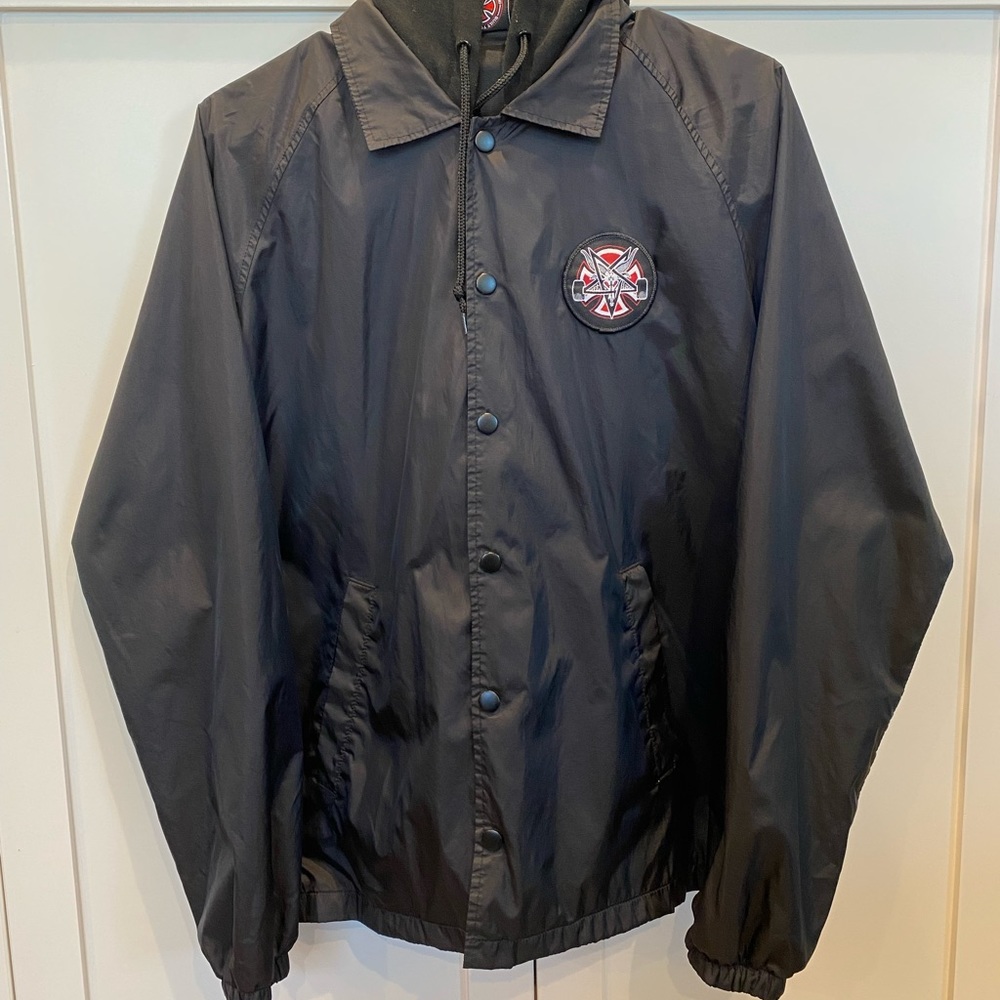 Independent jacket with built-in hoodie